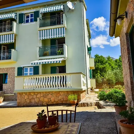 In Olive Garden Starigrad Paklenica