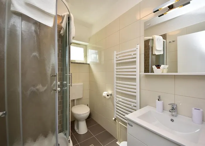 In Olive Garden Стариград-Пакленица