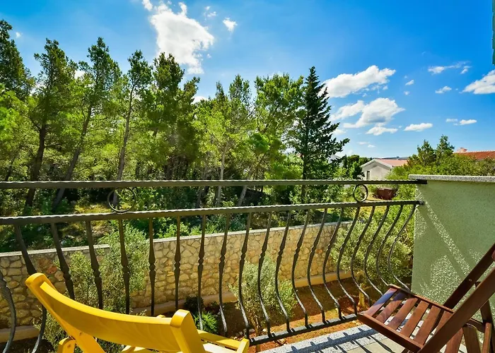 In Olive Garden Apartman Starigrad-Paklenica